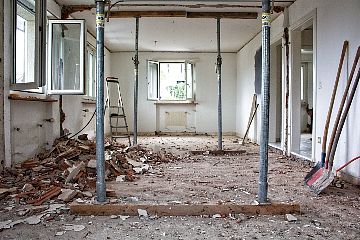 Renovatiewerk gestripte woonkamer met ondersteuning voor bovenverdieping
